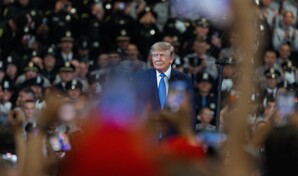 Trump dice que con Biden EE. UU. vivi&oacute; en su frontera casos como el de Ceuta a diario