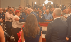 Trump abraza a madre dominicana de ni&ntilde;o de 12 a&ntilde;os ultimado por bala p&eacute;rdida en El Bronx