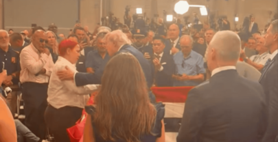 Trump abraza a madre dominicana de ni&ntilde;o de 12 a&ntilde;os ultimado por bala p&eacute;rdida en El Bronx