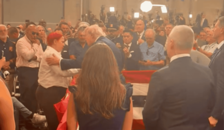 Trump abraza a madre dominicana de ni&ntilde;o de 12 a&ntilde;os ultimado por bala p&eacute;rdida en El Bronx