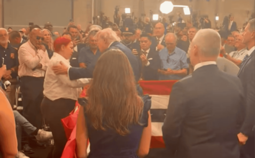 Trump abraza a madre dominicana de ni&ntilde;o de 12 a&ntilde;os ultimado por bala p&eacute;rdida en El Bronx