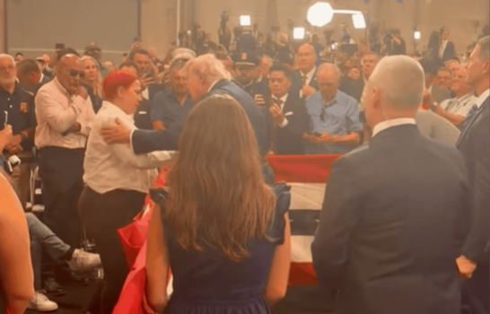 Trump abraza a madre dominicana de ni&ntilde;o de 12 a&ntilde;os ultimado por bala p&eacute;rdida en El Bronx