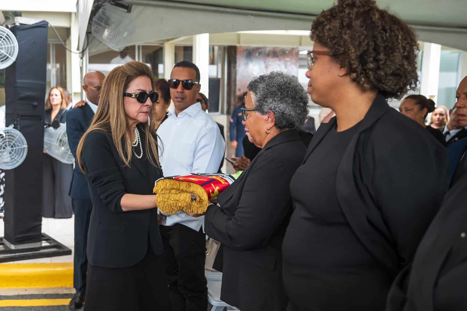 La alcaldesa del Distrito Nacional Carolina Mejía entrega la bandera a familiares de Licho Matos.
