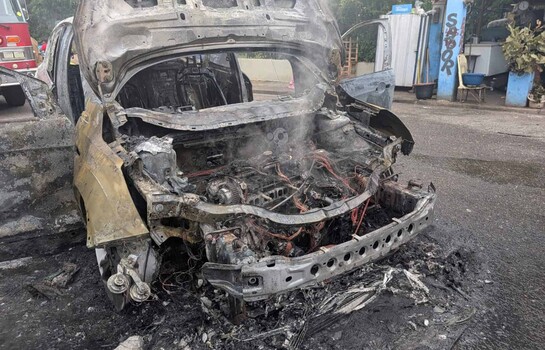 Yipeta con m&aacute;s de 15 haitianos se incendia en Dajab&oacute;n; conductor y pasajeros huyen