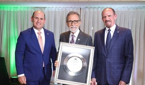 Banco Caribe rinde homenaje a Edmundo Aja por su contribuci&oacute;n al desarrollo de la instituci&oacute;n