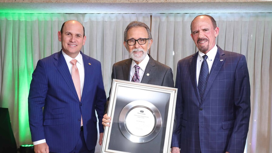 Banco Caribe rinde homenaje a Edmundo Aja por su contribución al desarrollo de la institución Banco Caribe rinde homenaje a Edmundo Aja por su contribución al desarrollo de la institución