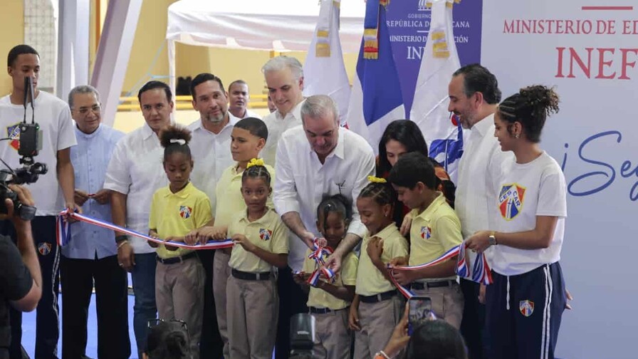 Luis Abinader inaugura techado en el Centro Educacional Santo Cura de Ars Luis Abinader inaugura techado en el Centro Educacional Santo Cura de Ars