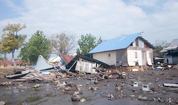 Cerca de medio centenar de muertos y 2,000 evacuados tras un terremoto de 7.7 en Indonesia