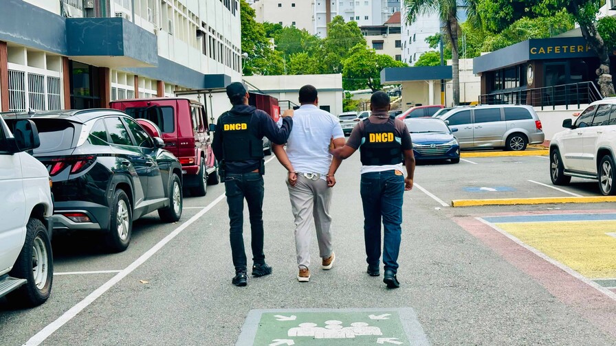 DNCD detiene a un hombre con 11 paquetes de presunta marihuana en Villa Juana