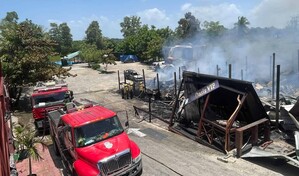 Incendio en Plaza El Oasis en La Victoria afecta a varios negocios