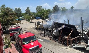 Incendio en Plaza El Oasis en La Victoria afecta a varios negocios