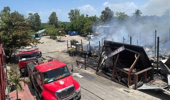 Incendio en Plaza El Oasis en La Victoria afecta a varios negocios