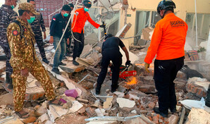 Al menos un muerto por terremoto de magnitud 7.7 en Indonesia