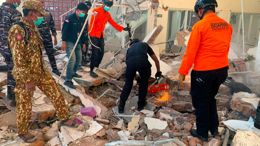 Al menos dos muertos por terremoto de magnitud 7.7 en Indonesia