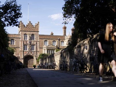 Encuentran muerto a exprofesor de Cambridge tras polémica de plagio
