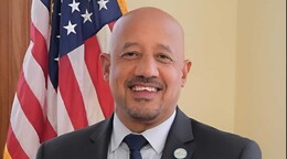 Concejo de Lawrence aprueba moci&oacute;n de no confianza contra el alcalde dominicano Brian DePe&ntilde;a