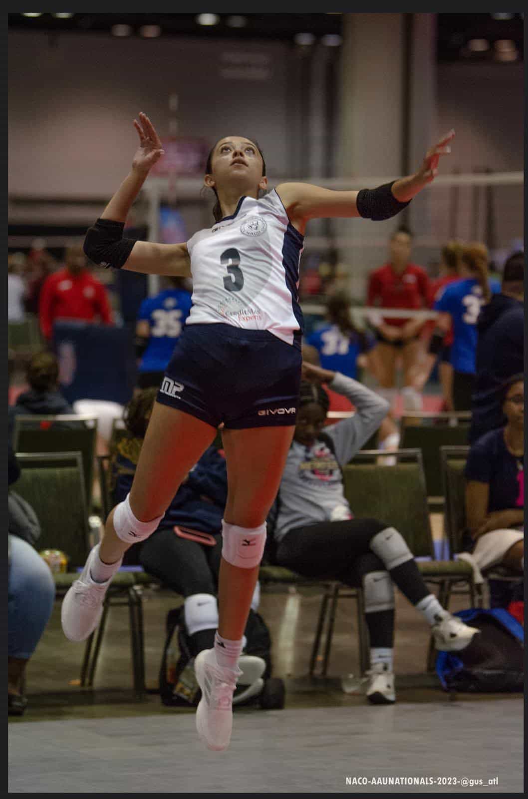 Gabriela durante un juego de Voleibol.