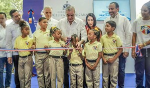 Luis Abinader e Inefi entregan techado en el Centro Educativo Santo Cura de Ars