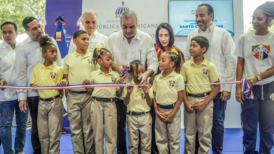 Luis Abinader e Inefi entregan techado en el Centro Educativo Santo Cura de Ars Luis Abinader e Inefi entregan techado en el Centro Educativo Santo Cura de Ars