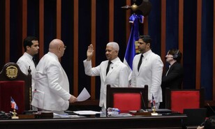 Ricardo de los Santos llama a "seguir avanzando" tras ser juramentado por cuarto a&ntilde;o en el Senado
