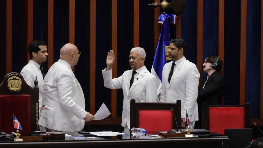 Ricardo de los Santos llama a "seguir avanzando" tras ser juramentado por cuarto a&ntilde;o en el Senado