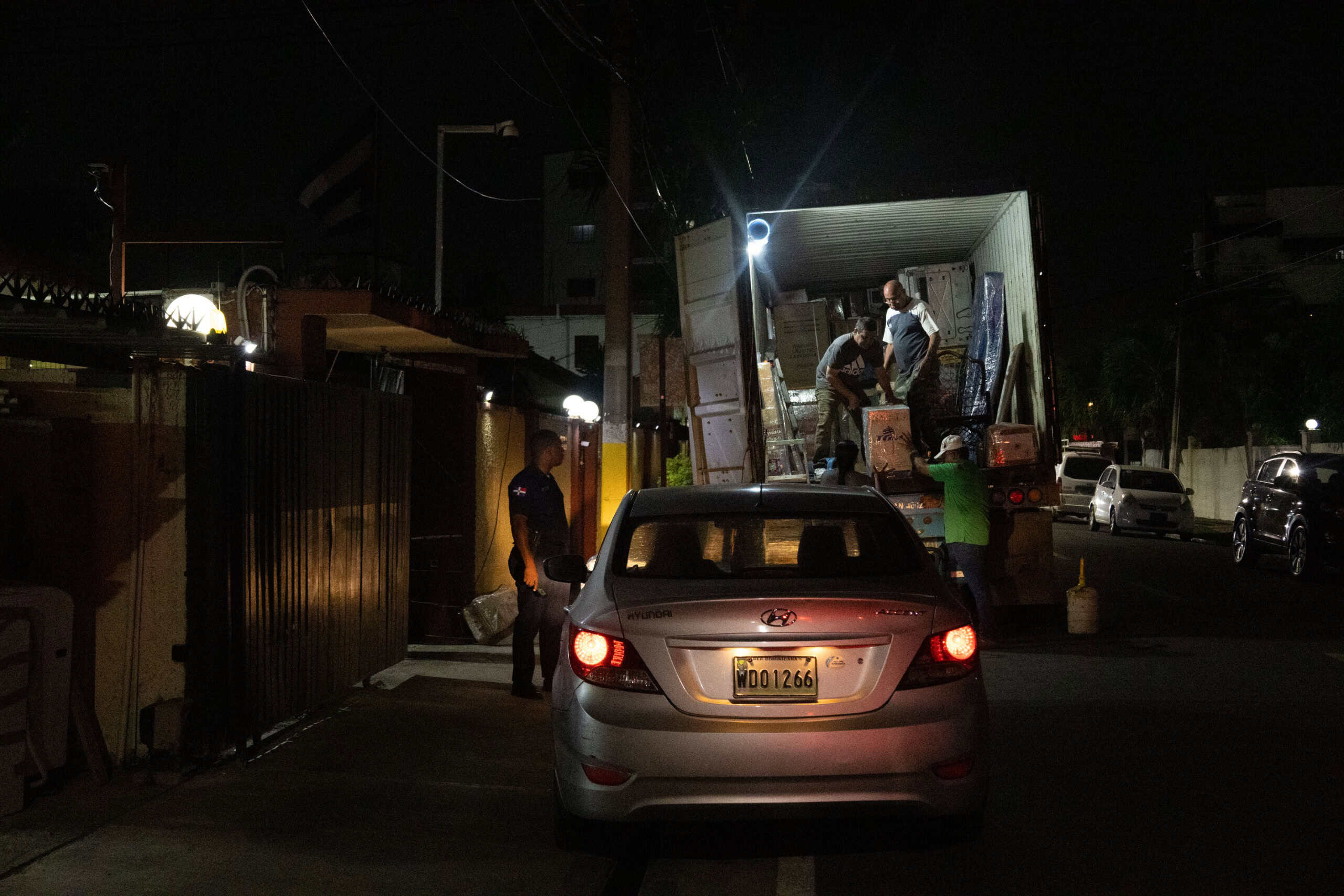 Parte del personal de la embajada cubana mientras sacaba sus cosas para marcharse del país
