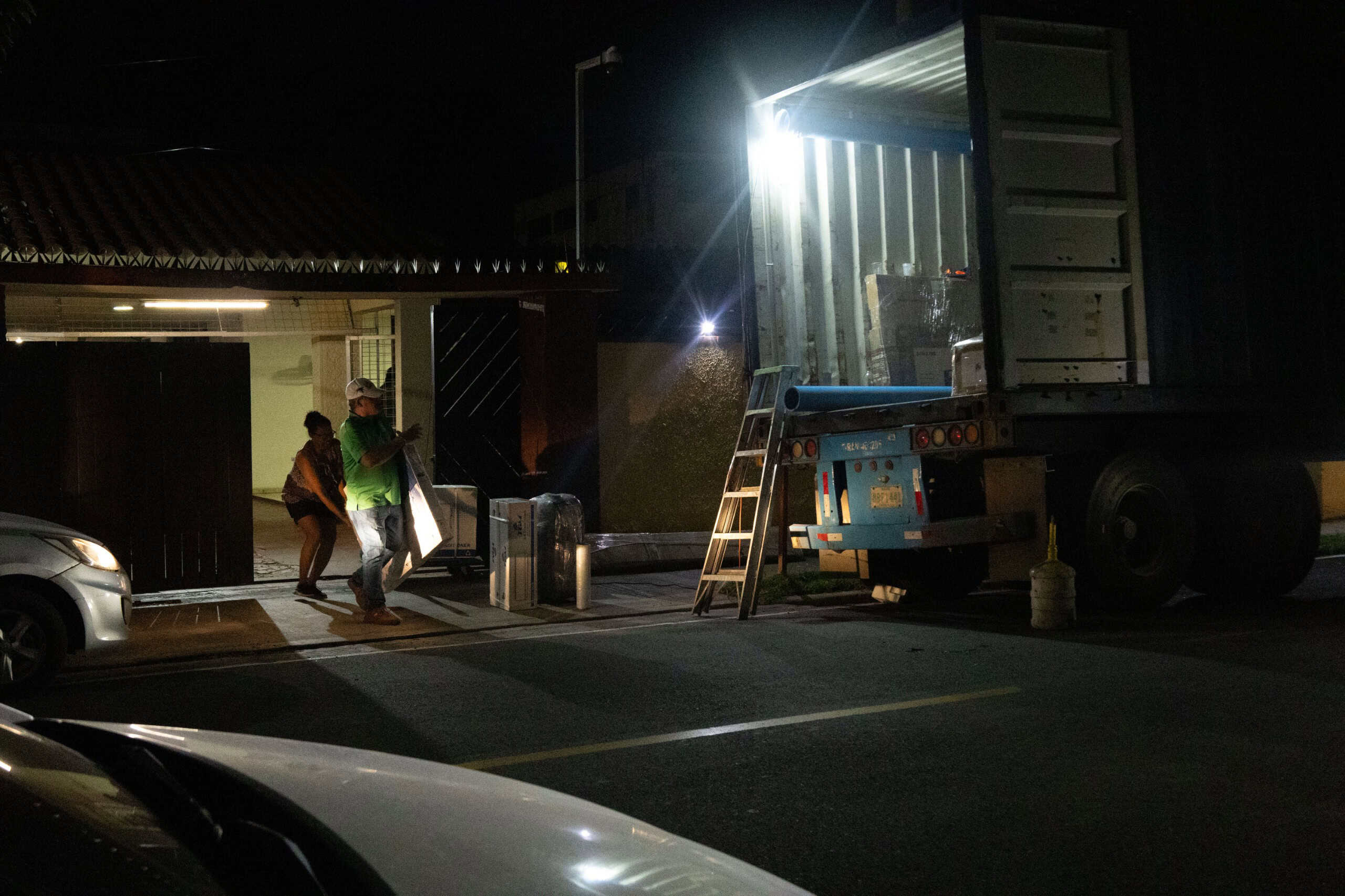 Parte del personal de la embajada cubana mientras sacaba sus cosas para marcharse del país