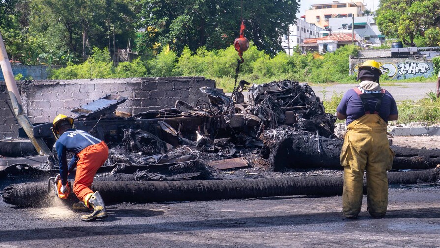 10 mil galones de combustible y un incendio: así ocurrió el accidente que dejó dos muertos 10 mil galones de combustible y un incendio: así ocurrió el accidente que dejó dos muertos