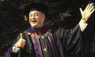 "Back to School", una comedia que solo pod&iacute;a graduarse en los a&ntilde;os 80