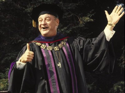 “Back to School”, comedia que solo podía graduarse en los 80