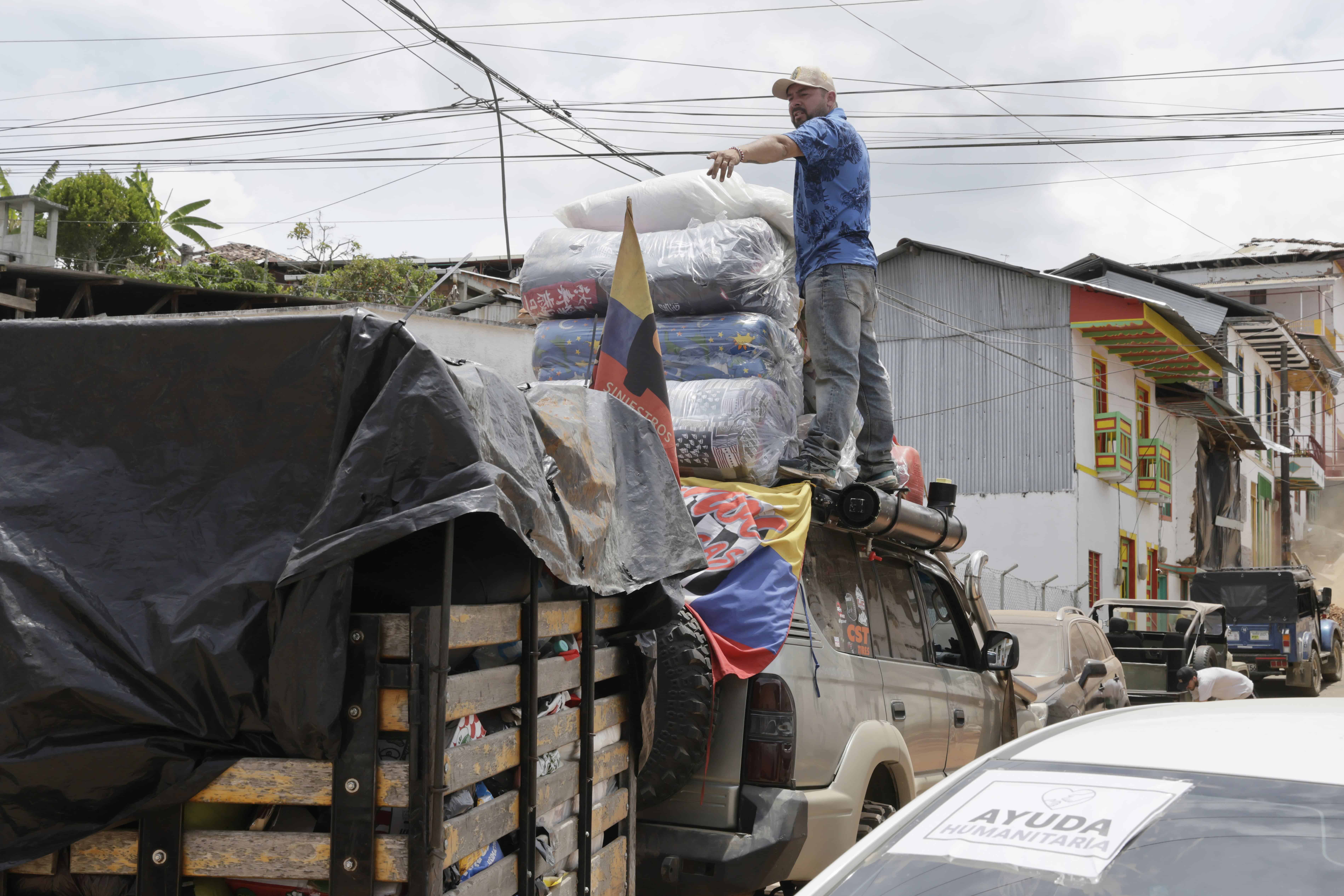 Fotograf&iacute;a del 15 de agosto de 2026 que muestra a una persona alistando un veh&iacute;culo con ayudas humanitarias, en El Cairo (Colombia). Las carreteras del centro-oeste de Colombia, la zona m&aacute;s afectada por el terremoto de magnitud 7,4 del pasado 10 de agosto, est&aacute;n llenas de veh&iacute;culos particulares y camiones con letreros que dicen 'Ayuda humanitaria', una iniciativa de ciudadanos que recorren cientos de kil&oacute;metros para ayudar a los damnificados.
