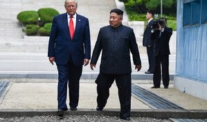 Trump ordena reducir ejercicios militares con Corea del Sur e insin&uacute;a contactos con el Norte