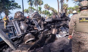 Dos muertos tras choque e incendio de un tanquero en la avenida George Washington