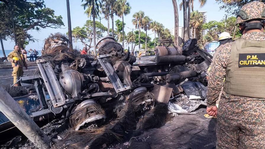 Dos muertos tras choque e incendio de un tanquero en la avenida George Washington