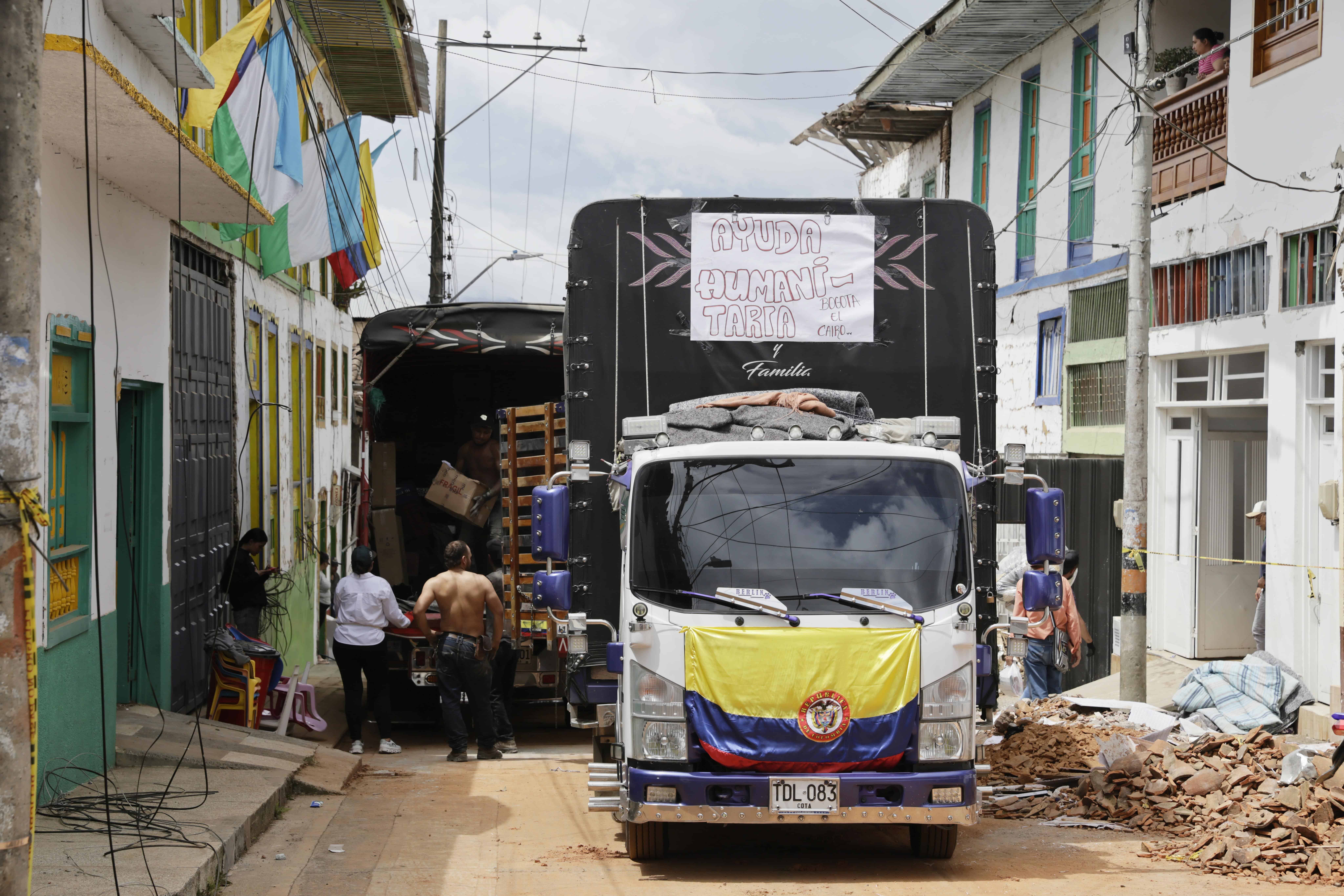 Fotograf&iacute;a del 15 de agosto de 2026 que muestra un veh&iacute;culo con un cartel en el que se lee Ayuda humanitaria, en El Cairo (Colombia). Las carreteras del centro-oeste de Colombia, la zona m&aacute;s afectada por el terremoto de magnitud 7,4 del pasado 10 de agosto, est&aacute;n llenas de veh&iacute;culos particulares y camiones con letreros que dicen 'Ayuda humanitaria', una iniciativa de ciudadanos que recorren cientos de kil&oacute;metros para ayudar a los damnificados.