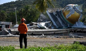 Indonesia eleva a 100 los muertos por el terremoto de magnitud 7.7 en la isla de Flores