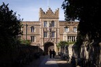 El rector de Cambridge denuncia una vorágine racista en torno al académico fallecido El rector de Cambridge denuncia una vorágine racista en torno al académico fallecido