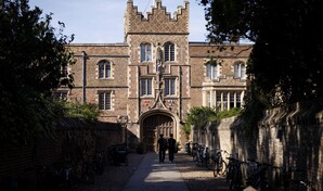 El rector de Cambridge denuncia una vor&aacute;gine racista en torno al acad&eacute;mico fallecido