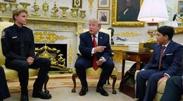 Trump homenajea en la Casa Blanca a joven socorrista que salv&oacute; a un ni&ntilde;o en California