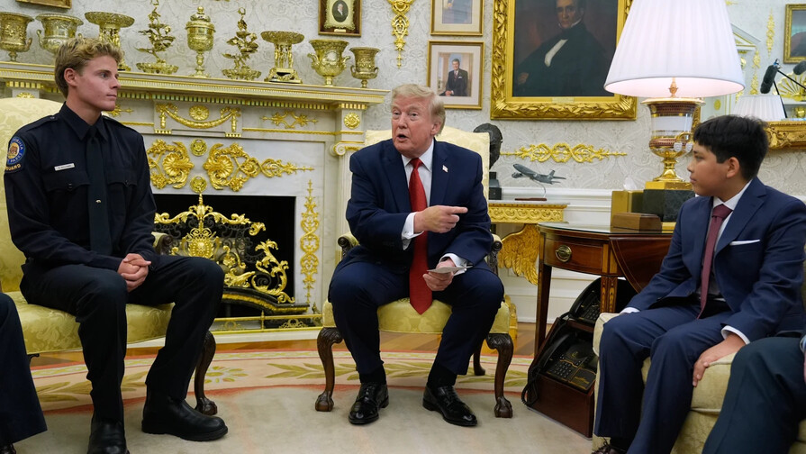 Trump homenajea en la Casa Blanca a joven socorrista que salvó a un niño en California Trump homenajea en la Casa Blanca a joven socorrista que salvó a un niño en California