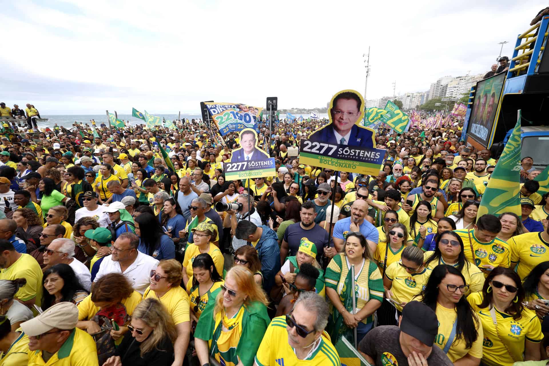 Seguidores de Fl&aacute;vio Bolsonaro, asisten al lanzamiento de campa&ntilde;a este domingo, en la playa de Copacabana en Rio de Janeiro (Brasil)
