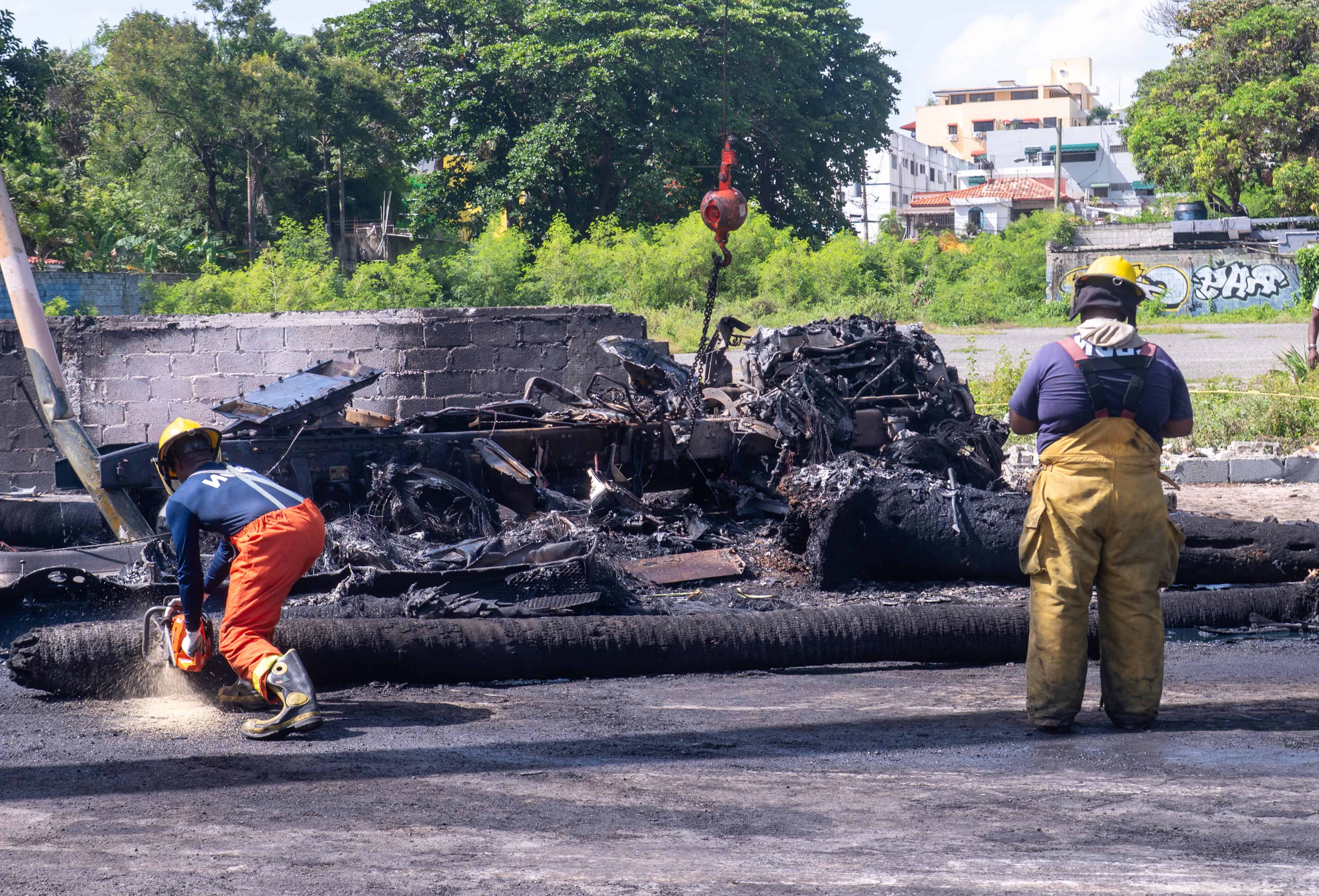 Bomberos del Distrito Nacional trabajaron en la escena del accidente para sofocar el incendio y controlar la emergencia provocada por el derrame de combustible.