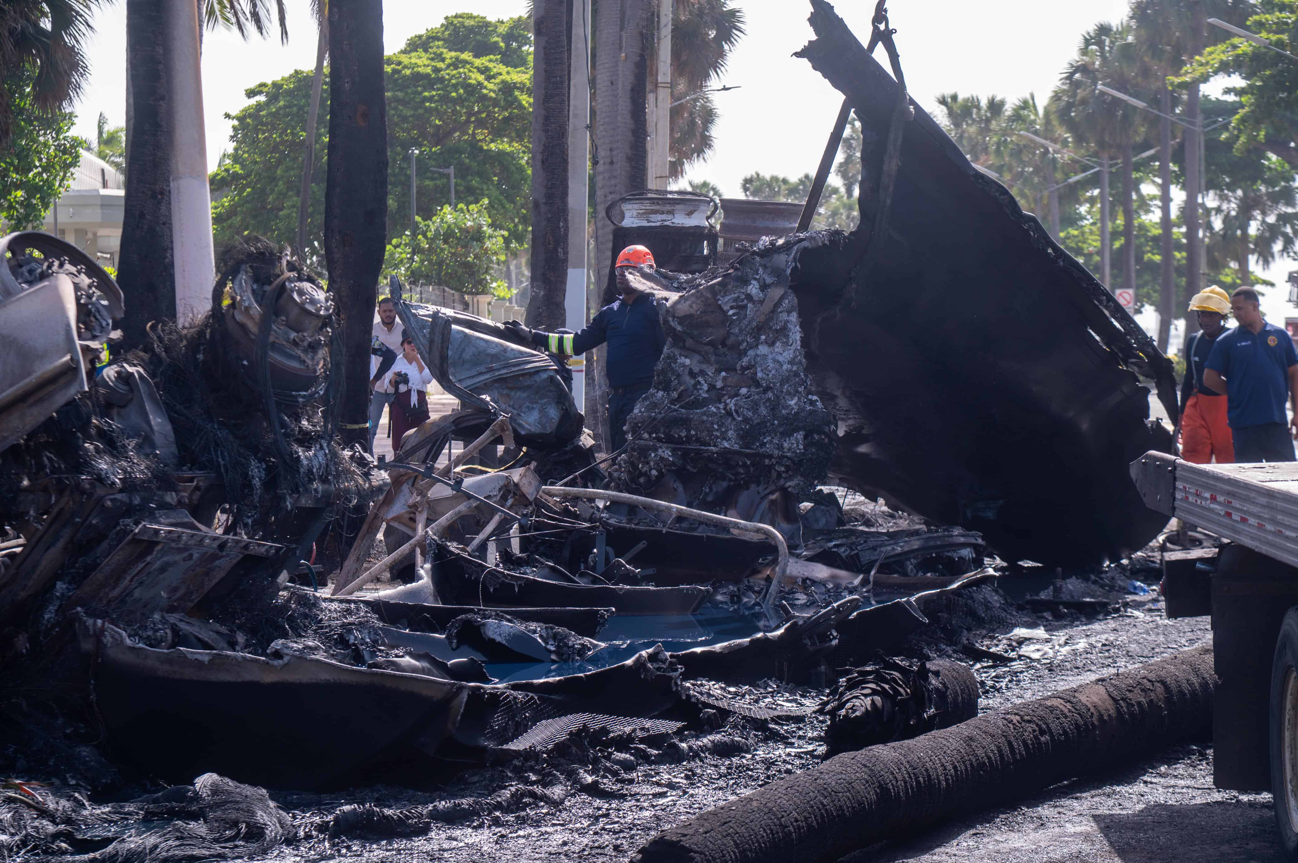 El incendio dejó vehículos completamente calcinados y restos esparcidos en la zona donde ocurrió el accidente en la avenida George Washington.