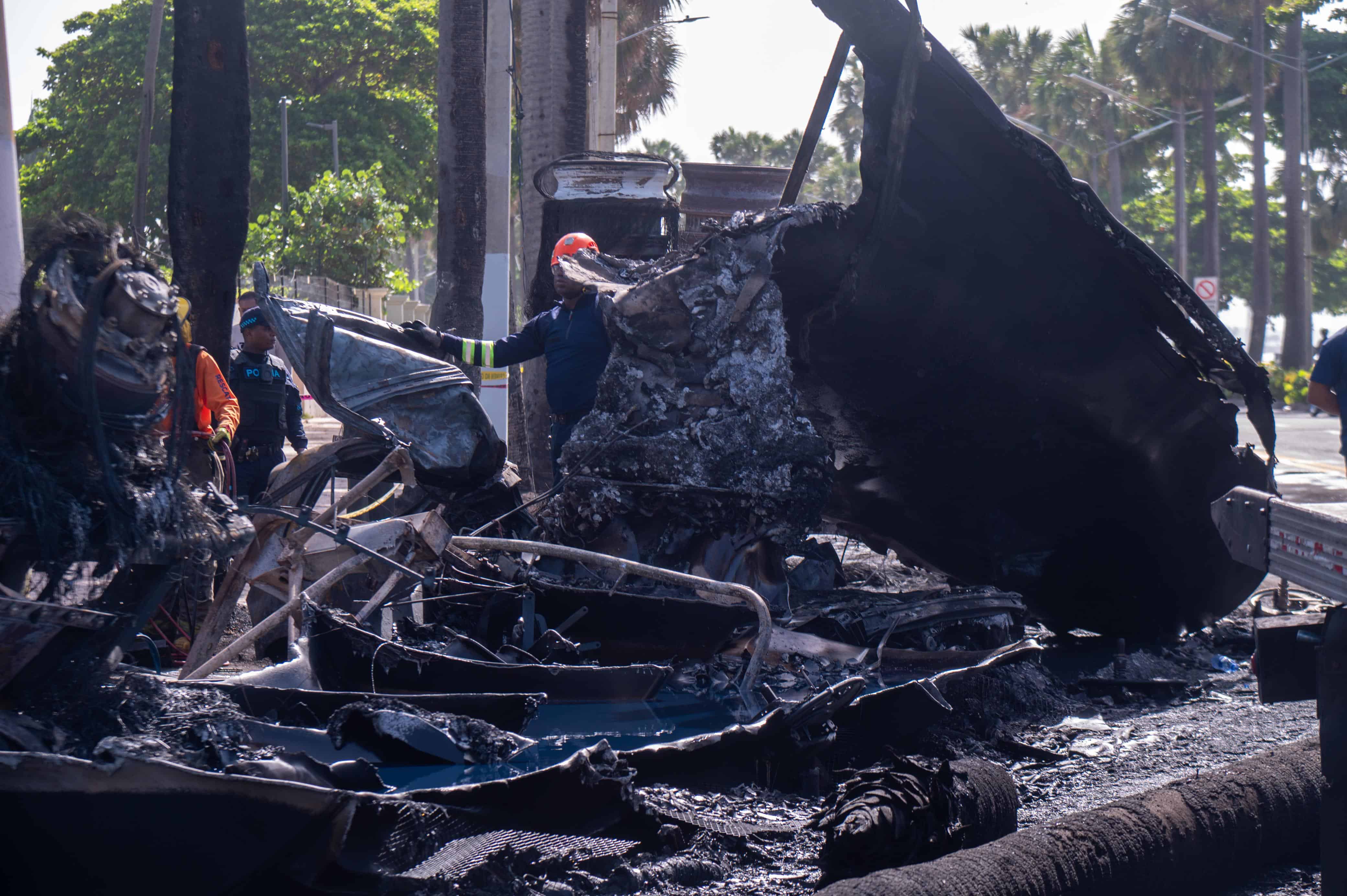Así quedaron los vehículos involucrados en el accidente ocurrido este lunes en la avenida George Washington, tras el incendio provocado por el derrame de combustible.