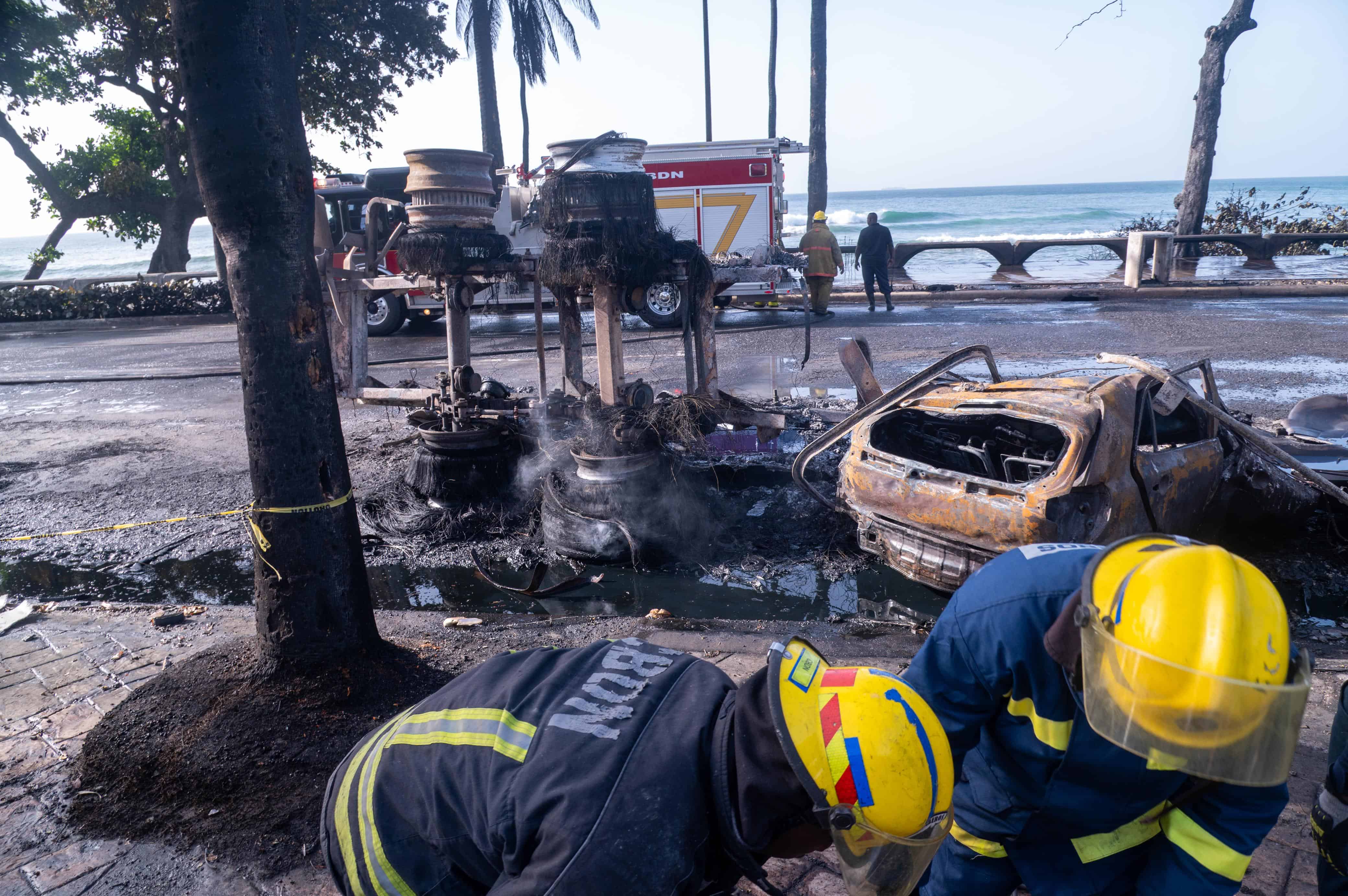 Unidades del Cuerpo de Bomberos del Distrito Nacional trabajaron en la extinción del incendio registrado este lunes en la avenida George Washington
