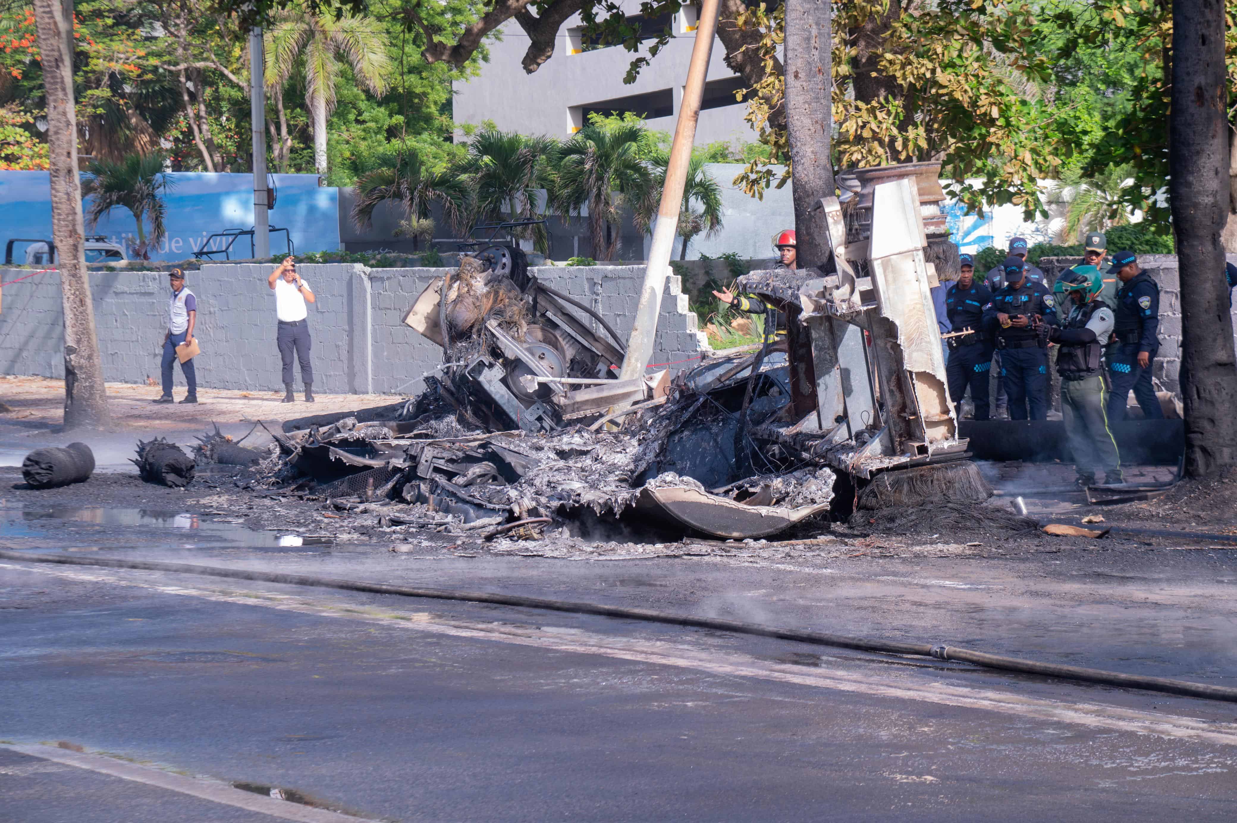 Los vehículos involucrados quedaron completamente calcinados tras el incendio provocado por el derrame de combustible en la avenida George Washington.