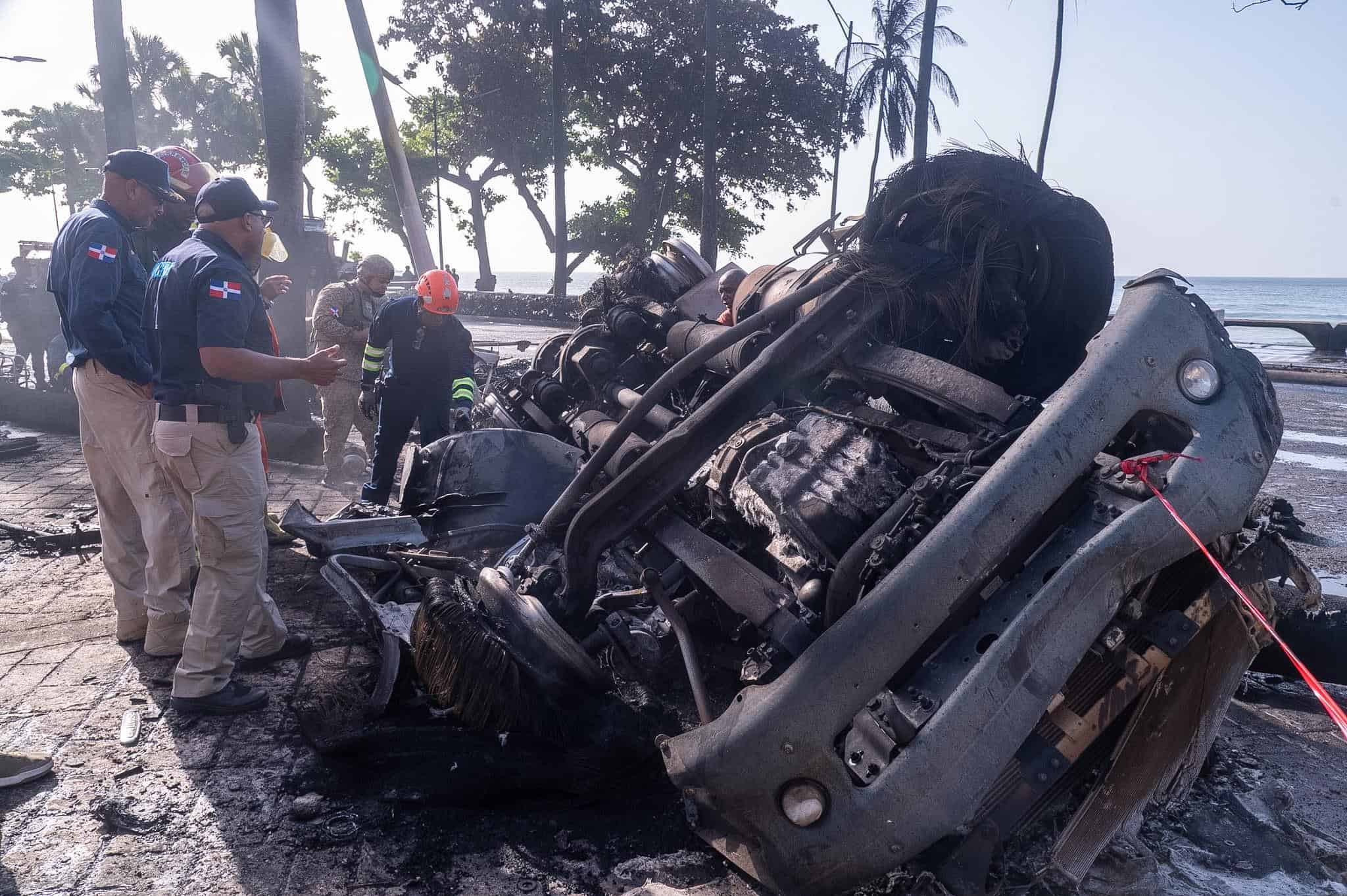  Restos calcinados de los veh&iacute;culos involucrados en el accidente en la George Washington este lunes 17 de agosto.