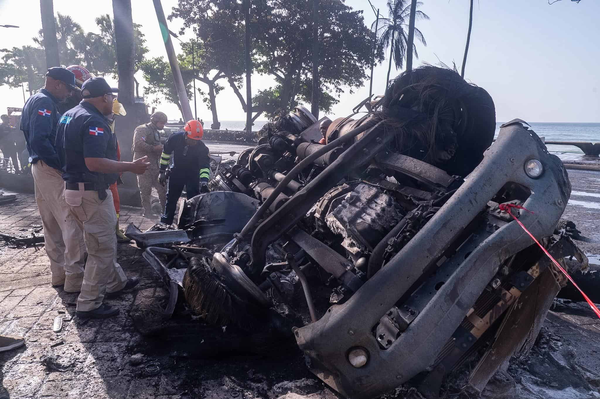 Vehículos calcinados permanecían en la zona donde ocurrió el accidente con el camión tanquero.