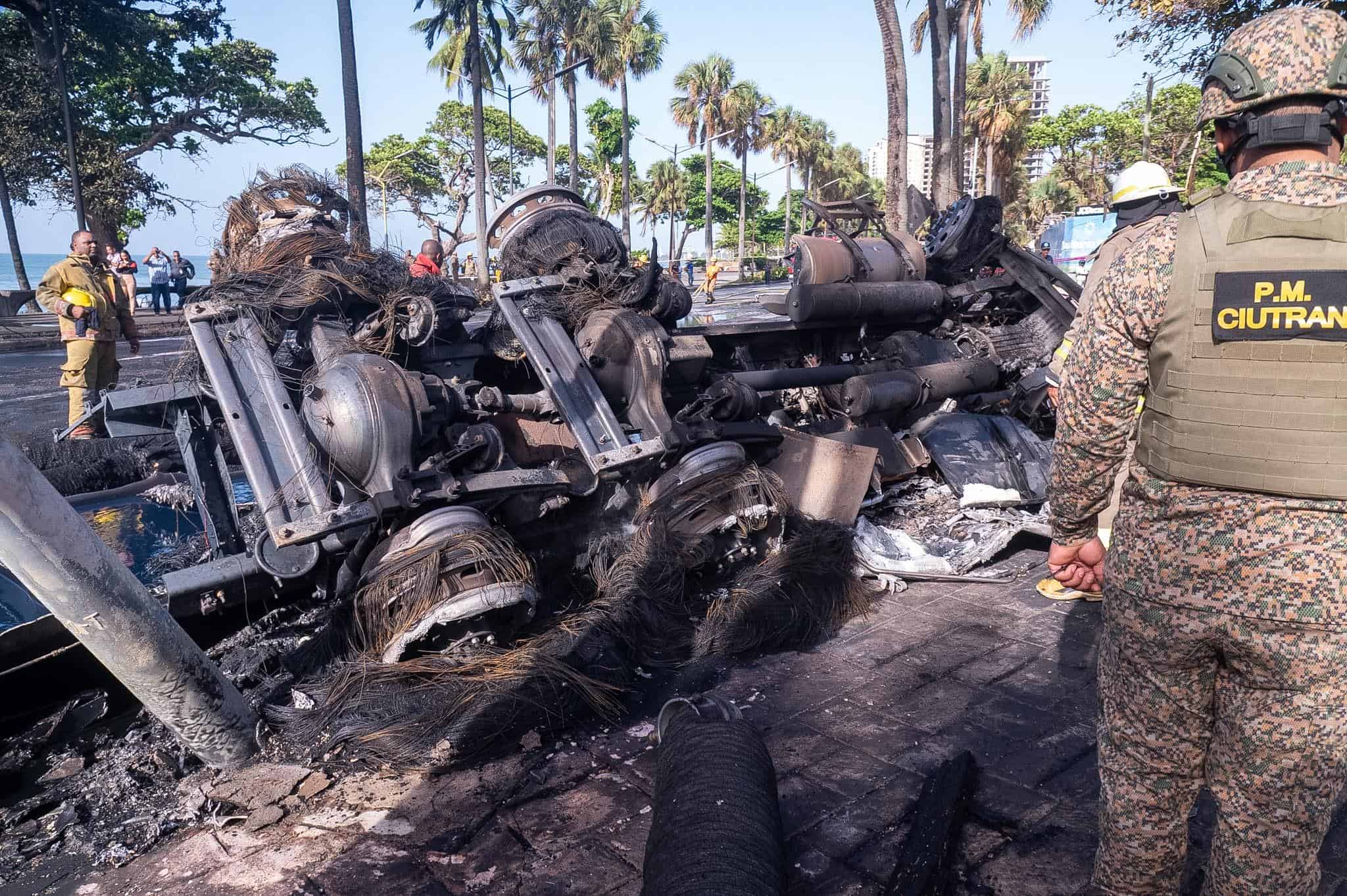 Los vehículos involucrados en el accidente quedaron calcinados tras el incendio registrado en la avenida George Washington.