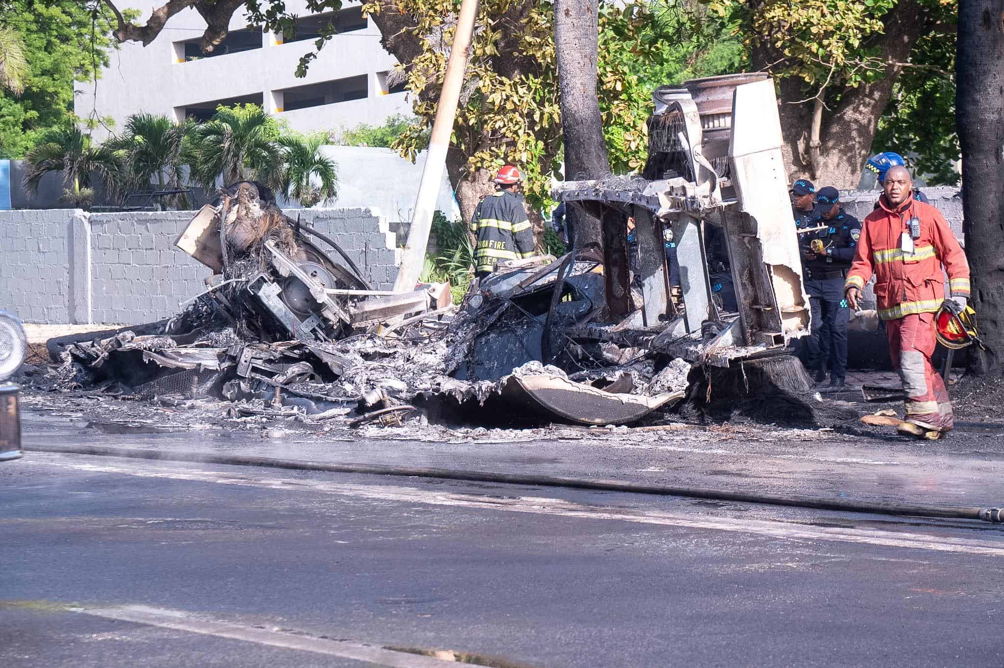  Restos calcinados de los veh&iacute;culos involucrados en el accidente en la George Washington este lunes 17 de agosto.